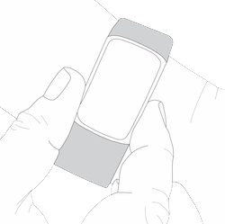 Person som holder armbåndet med en tommel og en finger på hver side